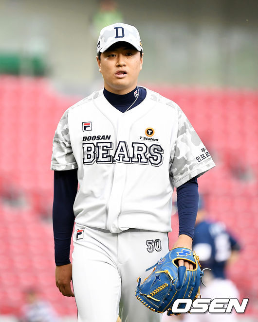 19일 오후 서울 잠실야구장에서 ‘2019 신한은행 MY CAR KBO리그’ 두산 베어스와 NC 다이노스의 경기가 열렸다.3회초 두산 선발투수 이영하가 이닝을 마친 뒤 더그아웃으로 향하고 있다. /pjmpp@osen.co.kr