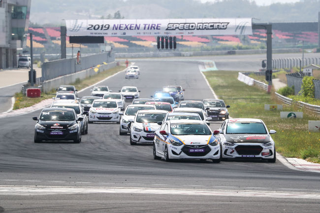 GT 100 클래스 경주 장면.