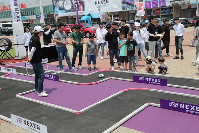 가족 단위의 관람객들이 RC카 이벤트를 즐기고 있다.