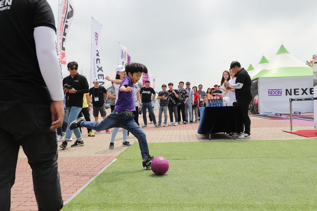 멋진 슛을 날리고 있는 축구 이벤트장.