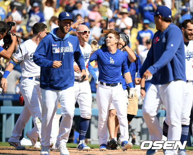 LA 다저스는 24일(이하 한국시간) 미국 캘리포니아주 로스앤젤레스 다저 스타디움에서 열린 ‘2019 메이저리그’ 콜로라도 로키스와의 경기에서 6-3으로 극적인 역전승을 거뒀다. 이로써 다저스는 6연승을 달리며 시즌 54승25패를 마크했다.   9회말 2사 1,2루 LA다저스 윌 스미스가 끝내기 스리런홈런을 쏘아올린 후 팀원들과 기쁨을 나누고 있다. / eastsea@osen.co.kr