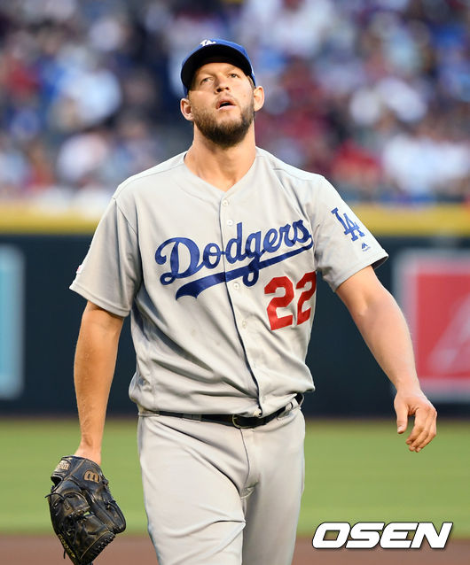 25일 (한국시간) 미국 애리조나주 피닉스 체이스필드에서 2019 메이저리그 애리조나 다이아몬드백스와 LA다저스의 경기가 열렸다.  이날 애리조나는 선발투수로 잭 크레인키를, LA다저스는 클레이튼 커쇼를 내세웠다.  1회말 동점 스리런홈런 허용하며 이닝 마친 LA다저스 선발투수 클레이튼 커쇼가 아쉬워하며 더그아웃 향하고 있다. / eastsea@osen.co.kr