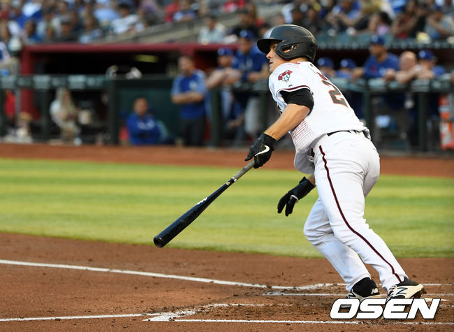 25일 (한국시간) 미국 애리조나주 피닉스 체이스필드에서 2019 메이저리그 애리조나 다이아몬드백스와 LA다저스의 경기가 열렸다.  이날 애리조나는 선발투수로 잭 크레인키를, LA다저스는 클레이튼 커쇼를 내세웠다.  2회말 2아웃 상황 LA다저스 선발투수 클레이튼 커쇼 상대 애리조나 잭 그레인키가 역전 솔로홈런을 쏘아올리고 있다. / eastsea@osen.co.kr