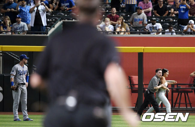 25일(이하 한국시간) 미국 애리조나주 피닉스 체이스필드에서 열린 LA 다저스와 애리조나 다이아몬드백스와의 경기. 코디 벨린저가 연이틀 여성 관중들로부터 습격을 받았다. /jhrae@osen.co.kr