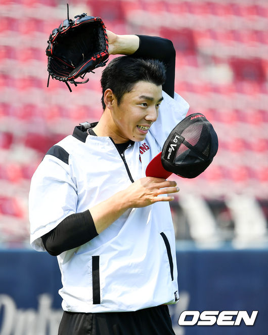 이날 1군 정식 등록된 한선태가 몸을 풀고 있다. /pjmpp@osen.co.kr