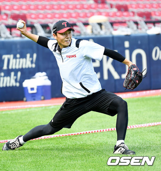 한선태가 캐치볼을 하며 몸을 풀고 있다. /pjmpp@osen.co.kr