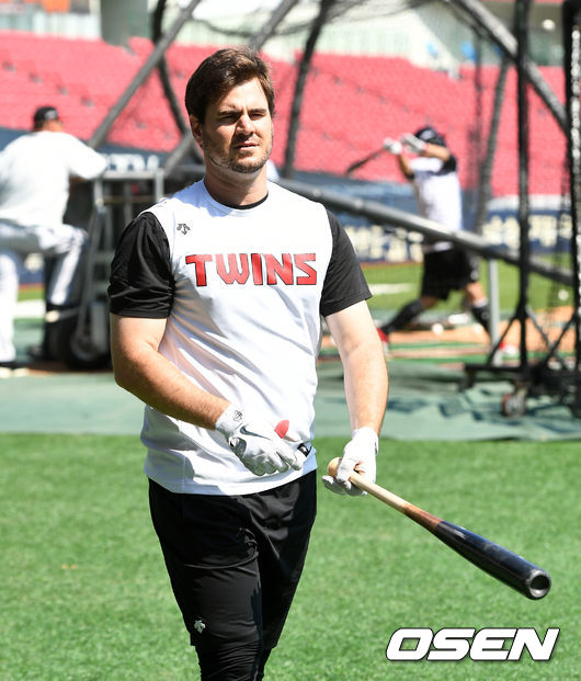 25일 오후 서울 잠실야구장에서 ‘2019 신한은행 MY CAR KBO리그’ LG 트윈스와 SK 와이번스의 경기가 열린다.LG 조셉이 배팅 훈련을 위해 그라운드로 향하고 있다. /pjmpp@osen.co.kr