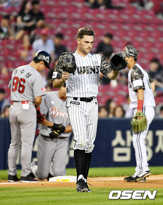 5회초 선두타자 SK 고종욱에게 3루타를 허용한 LG 윌슨이 아쉬워하고 있다. /pjmpp@osen.co.kr