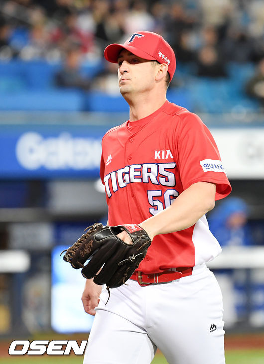 KIA 선발 윌랜드가 덕아웃으로 들어오고 있다./rumi@osen.co.kr