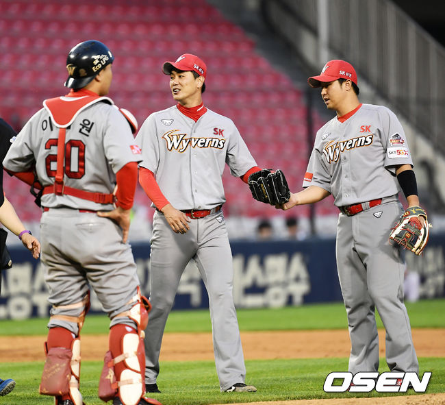 4회말 2사 LG 오지환의 타구에 맞은 SK 김광현이 몸을 체크하고 있다. /pjmpp@osen.co.kr