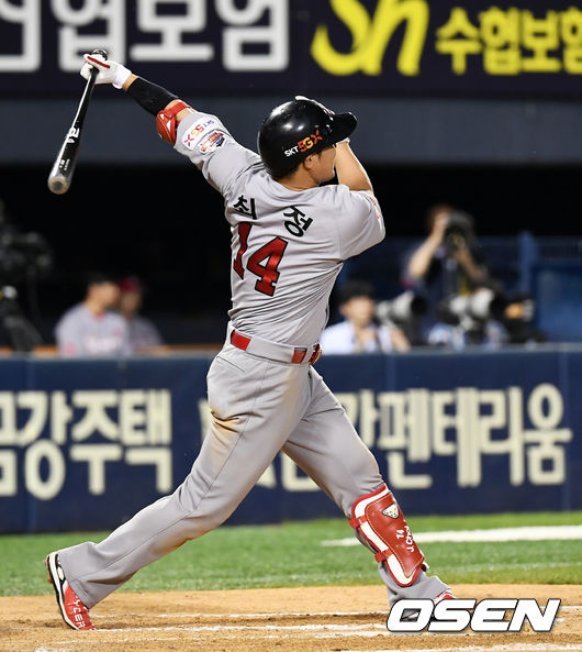 7회초 선두타자 SK 최정이 1점 홈런을 날리고 있다. /pjmpp@osen.co.kr