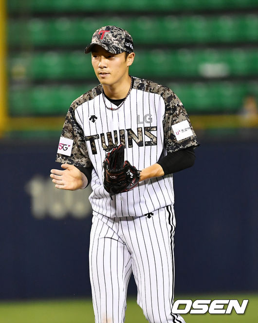 8회초 무사 1루 SK 안상현의 타구를 LG 오지환이 병살로 연결하자 한선태가 박수를 보내고 있다. /pjmpp@osen.co.kr
