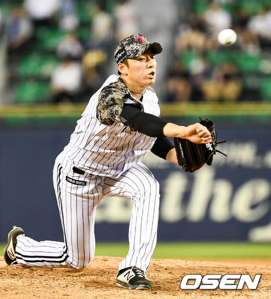 비선수 출신 KBO 최초 1군에 등록된 한선태가 8회초 마운드에 올라 역투하고 있다. /pjmpp@osen.co.kr