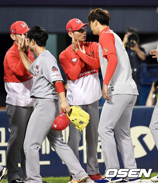 선두 SK가 4연승을 질주했다. LG는 3연패로 4위로 밀려났다. SK는 25일 서울 잠실구장에서 열린 2019 KBO리그 LG와의 경기에서 8-3으로 승리했다. 선발 김광현이 6이닝 10피안타 3실점(2자책)으로 시즌 9승째를 달성했다. 최정은 연타석 홈런과 함께 4경기 연속 홈런을 이어갔다. 시즌 20홈런 고지에 올랐다. 경기에서 승리한 SK 염경엽 감독이 김광현과 승리의 기쁨을 함께하고 있다. /pjmpp@osen.co.kr