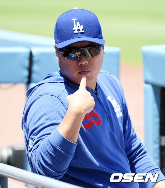 24일 (한국시간) 미국 캘리포니아주 로스앤젤레스 다저 스타디움에서 2019 메이저리그 LA다저스와 콜로라도 로키스의 경기가 진행됐다.  이날 LA다저스는 선발투수로 마에다 겐타를, 콜로라도 로키스는 안토니오 센자텔라를 내세웠다.  류현진이 동료들과 이야기하며 제스처 취하고 있다. / eastsea@osen.co.kr