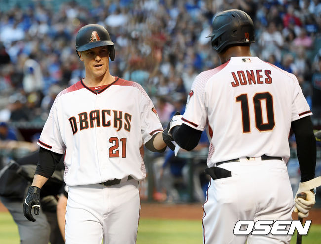 2회말 2아웃 상황 LA다저스 선발투수 클레이튼 커쇼 상대 역전 솔로홈런 쏘아올린 애리조나 잭 그레인키가 동료 애덤 존스와 하이파이브 나누고 있다. / eastsea@osen.co.kr
