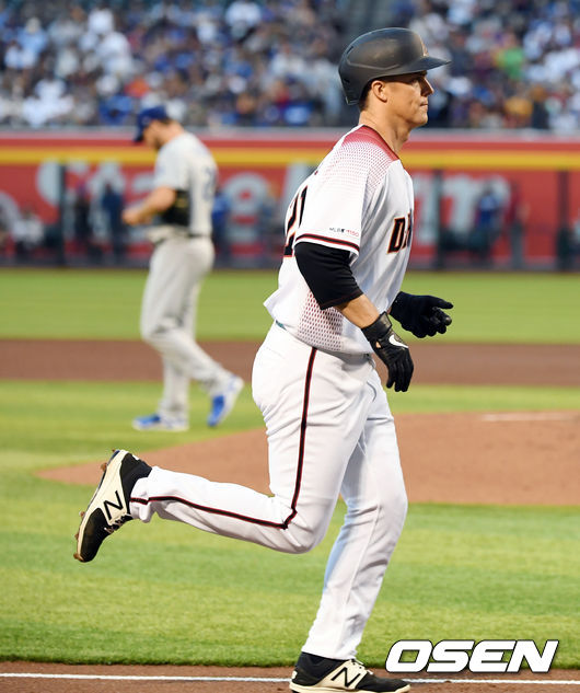 2회말 2아웃 상황 애리조나 잭 그레인키가 LA다저스 선발투수 클레이튼 커쇼 상대 역전 솔로홈런을 쏘아올린 후 그라운드를 돌고 있다. / eastsea@osen.co.kr