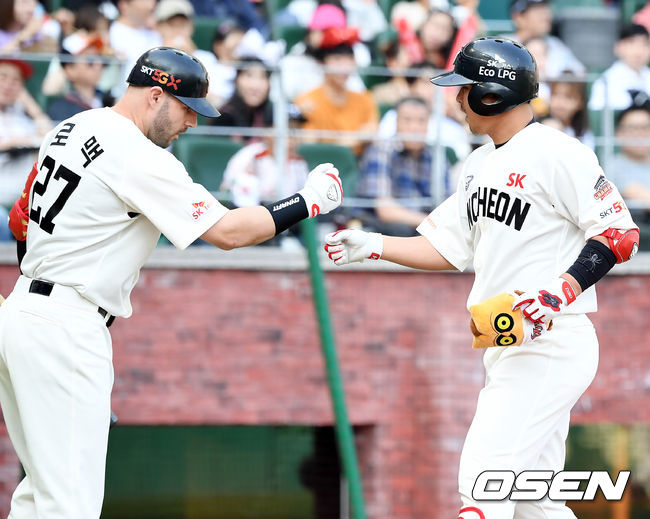 SK 최정이 솔로 홈런을 친 후 홈을 밟으며 로맥과 하이파이브를 하고 있다. /rumi@osen.co.kr