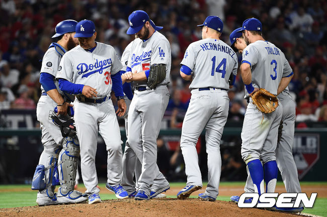 OSEN=애너하임(미국 캘리포니아),박준형 기자]LA 다저스가 불펜 방화에 아쉬움을 삼켰다.다저스는 11일(이하 한국시간) 미국 캘리포니아주 애너하임 에인절스타디움에서 열린 ‘2019 메이저리그(MLB)’ LA 에인절스와의 경기에서 3-5로 패배했다. 다저스는 2연승을 멈추고 시즌 22패(45승) 째를 당했다. 에인절스는 시즌 32승(35패)를 거뒀다.7회말 다저스 로버츠 감독이 스트리플링 투수를 플로로로 교체하고 마운드를 내려오고 있다. / soul1014@osen.co.kr
