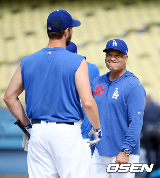 21일 (한국시간) 미국 캘리포니아주 로스앤젤레스 다저 스타디움에서 열릴 예정인 2019 메이저리그 LA다저스와 샌프란시스코의 경기에 앞서 그라운드 훈련이 진행됐다.  이날 LA다저스는 훌리오 유리아스를, 샌프란시스코는 매디슨 범가너를 선발투수로 내세웠다.  LA다저스 데이브 로버츠 감독이 클레이튼 커쇼와 이야기 나누며 미소를 짓고 있다. / eastsea@osen.co.kr
