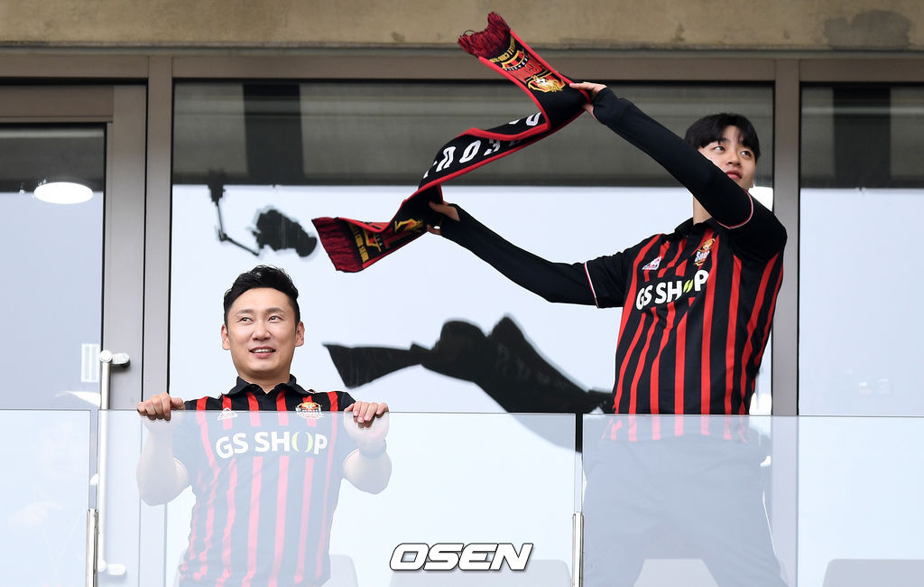 3일 오후 서울 마포구 서울월드컵경기장에서 '하나원큐 K리그1 2019' FC 서울과 포항 스틸러스의 경기가 열렸다.경기장을 찾은 개그맨 이승윤과 매니저 강현석이 응원을 펼치고 있다./sunday@osen.co.kr