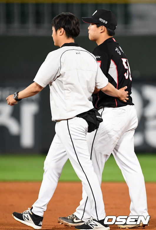 9회말 1사 롯데 신본기의 우익수 파울플라이를 처리한 kt 우익수 강백호가 교체되고 있다. /rumi@osen.co.kr