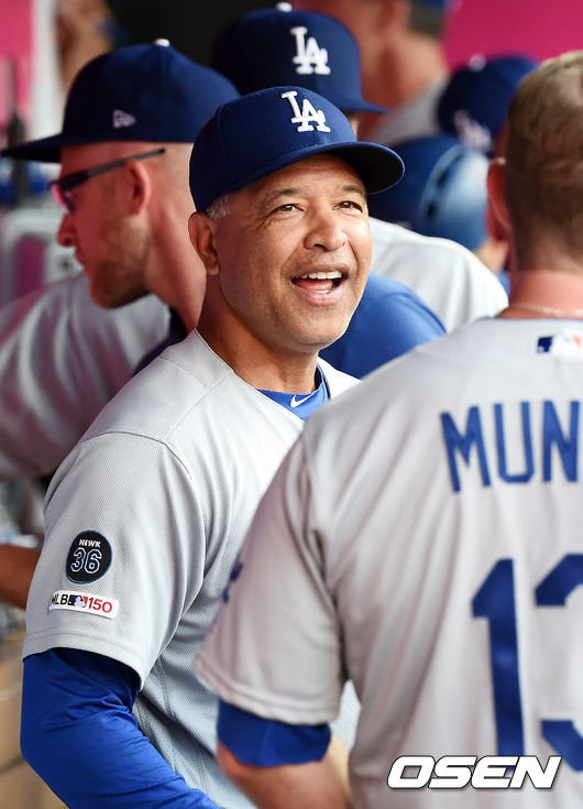 11일(한국시간) 미국 캘리포니아주 애너하임 앤젤스 스타디움에서 2019 메이저리그(MLB) LA 에인절스와 LA 다저스의 경기가 펼쳐졌다.  이날 가장 관심을 모으는 것은 '천재' 오타니와의 맞대결. 그러나 일단은 오타니는 벤치에서 시작한다. 한편 류현진은 올 시즌 12경기에서 9승 1패 평균자책점 1.35을 기록했다. 메이저리그 선수 중 가장 먼저 10승을 도전하며, 류현진 개인으로서는 2014년 이후 5년 만에 10승 도전이다.  LA 다저스 데이브 로버츠 감독이 1회를 마치고 미소짓고 있다. / soul1014@osen.co.kr