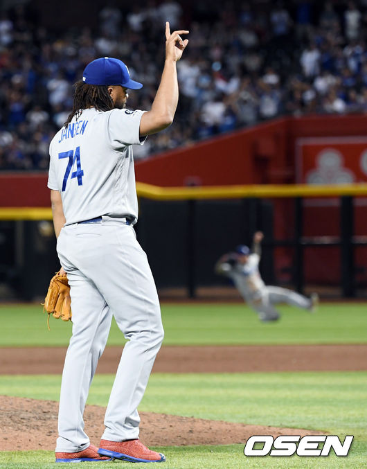 LA 다저스가 1점 차 신승으로 전날의 패배를 설욕했다.  다저스는 26일(이하 한국시간) 미국 애리조나주 피닉스 체이스필드에서 열린 ‘2019 메이저리그’ 애리조나 다이아몬드백스와의 경기에서 3-2, 1점 차 신승을 거뒀다. 이로써 다저스는 55승26패를 마크했다. 반면 애리조나는 40승41패로 다시 5할 승률이 무너졌다.   승리 지켜낸 LA다저스 켄리 잰슨이 세리머니를 하고 있다. / eastsea@osen.co.kr