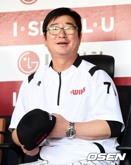 LG 류중일 감독이 인터뷰를 하고 있다. /pjmpp@osen.co.kr