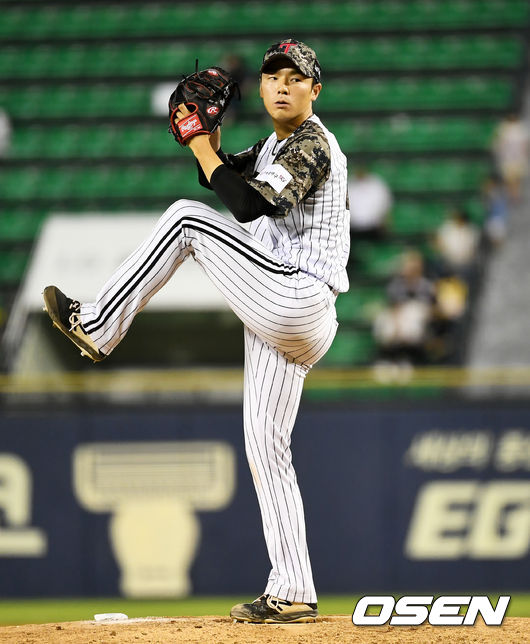 비선수 출신 KBO 최초 1군에 등록된 한선태가 8회초 마운드에 올라 역투하고 있다. /pjmpp@osen.co.kr