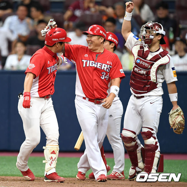 26일 오후 서울 SK고척스카이돔에서 ‘2019년 신한은행 마이카 KBO리그’ 키움 히어로즈와 KIA 타이거즈의 경기가 열렸다.5회초 1사 1루에서 KIA 김주찬이 좌월 투런 홈런을 치고 홈에서 최형우의 축하를 받고 있다. /sunday@osen.co.kr