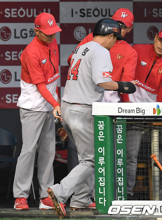 3회초 1사 2루 상황 SK 로맥의 동점 1타점 적시타 때 홈을 밟은 최정이 염경엽 감독과 인사를 나누고 있다. /dreamer@osen.co.kr