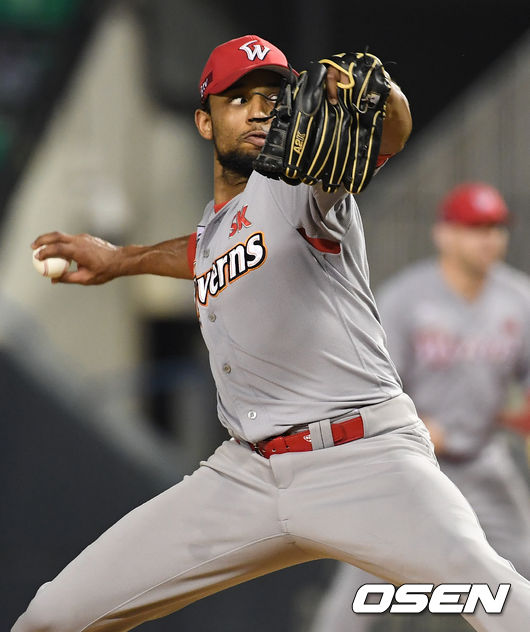 26일 오후 서울 잠실야구장에서 ‘2019 신한은행 MY CAR KBO리그’ LG 트윈스와 SK 와이번스의 경기가 열렸다.6회말 LG 타선을 상대로 SK 선발 산체스가 힘차게 공을 뿌리고 있다. /dreamer@osen.co.kr