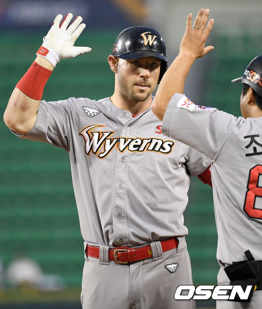 5회초 무사 1, 2루 상황 SK 로맥이 역전 1타점 적시타를 날리고 1루에 안착해 조동화 코치와 인사를 나누고 있다. /dreamer@osen.co.kr