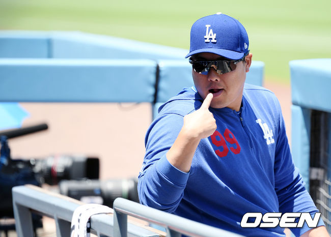 류현진이 동료들과 이야기하며 제스처 취하고 있다. / eastsea@osen.co.kr