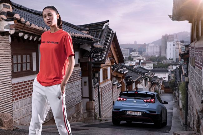 북촌 한옥마을을 배경으로 촬영한 N 브랜드 컬렉션 액티브레드 티셔츠 화보.