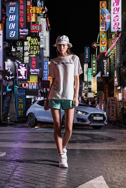 건국대학교 입구 맛의 거리를 배경으로 촬영한 N 브랜드 컬렉션 초크화이트 티셔츠 화보. 