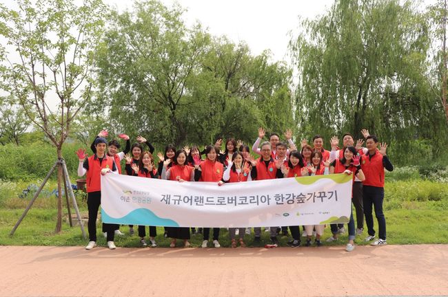 재규어랜드로버코리아 미세먼지 저감 위한 한강숲 가꾸기 활동.