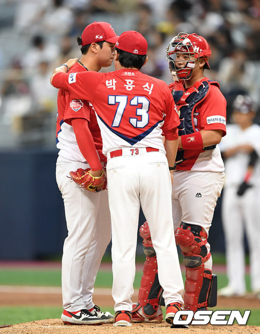 지난 26일 오후 서울 SK고척스카이돔에서 ‘2019년 신한은행 마이카 KBO리그’ 키움 히어로즈와 KIA 타이거즈의 경기가 열렸다.1회말 1사 1,2루에서 마운드를 방문한 KIA 박흥식 감독대행이 투수 김기훈 포수 한승택과 이야기를 나누고 있다. /sunday@osen.co.kr