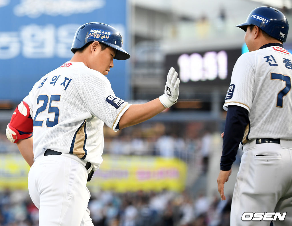 1회말 2사 주자 2루 NC 양의지가 좌월 선취 투런 홈런을 날린 후 그라운드를 돌고 있다./rumi@osen.co.kr