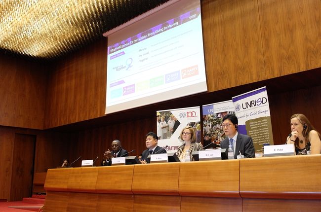 에디슨 마세레카(Edison Mesereka) 우간다 캄팔라시 기업개발 및 연구과장, 이준형 서울시의회 시의원, 안토넬라 노야(Antonella Noya) OECD 사회적경제 및 사회혁신실장, 이병훈 현대자동차그룹 상무, 에스터 비달(Ester Vidal) 스페인 바르셀로나시 협동조합 및 사회적경제 국장(왼쪽부터)이 현대차그룹이 ‘H-온드림 사회적기업 창업오디션’의 사례를 발표하고 있다. /현대차 제공.