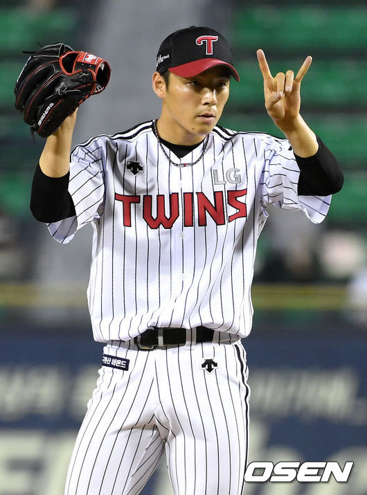 9회초 2사 1루 상황 LG 투수 한선태가 포수를 향해 2아웃이라는 제스처를 취하고 있다. /dreamer@osen.co.kr