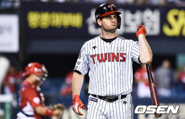 5회말 무사 1,2루 LG 조셉이 삼진아웃된뒤 아쉬워하고 있다. / soul1014@osen.co.kr