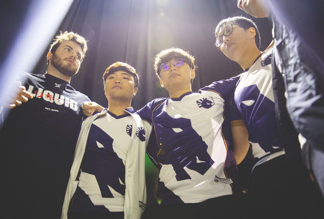 유니폼을 입고 있는 선수 중 왼쪽부터 '임팩트' 정언영, '코어장전' 조용인, '더블리프트' 일리앙 펭. /라이엇 게임즈 플리커.