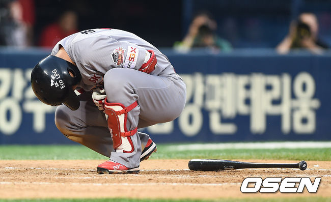 3회초 SK 최정이 LG 신정락의 투구에 맞은뒤 고통스러워하고 있다. / soul1014@osen.co.kr