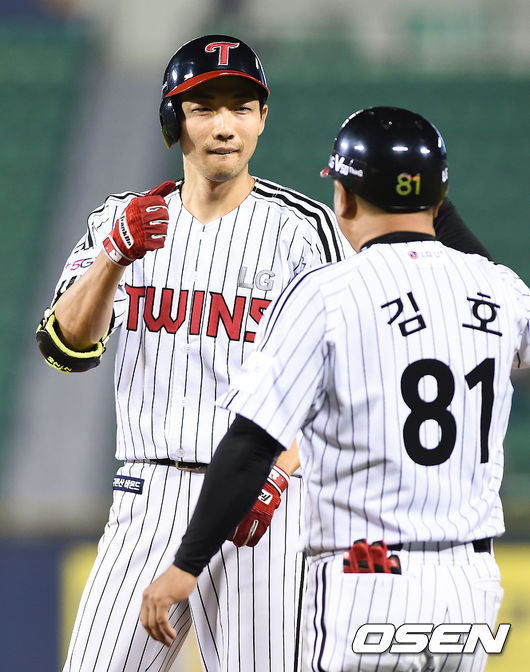 7회말 1사 1,2루 LG 김용의가 역전 1타점 적시타를 날리고 김호 1루 코치와 하이파이브를 하고 있다. / soul1014@osen.co.kr