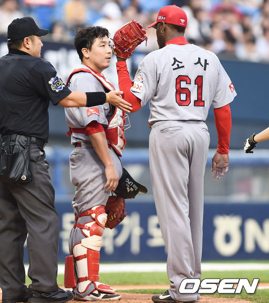 27일 오후 서울 잠실야구장에서 ‘2019 신한은행 MY CAR KBO리그’ LG 트윈스와 SK 와이번스의 경기가 열렸다.2회말 1사 1,2루 LG 정주현의 1타점 적시타 이후 SK 선발투수 소사가 허도환 포수와 이야기를 나누고 있다. / soul1014@osen.co.kr