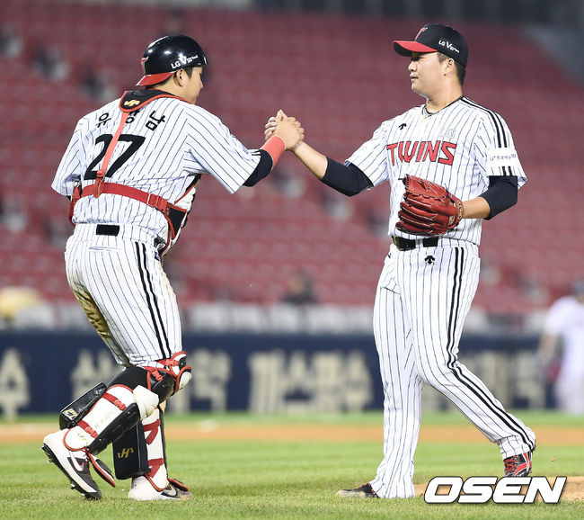 경기종료 후 세이브를 거둔 LG 마무리 고우석이 유강남 포수와 하이파이브를 하고 있다. / soul1014@osen.co.kr