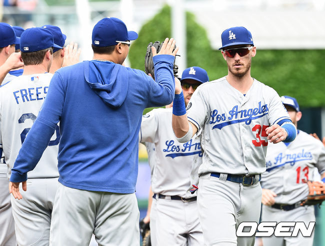 경기종료 후 류현진이 벨린저와 하이파이브를 하고 있다. / soul1014@osen.co.kr