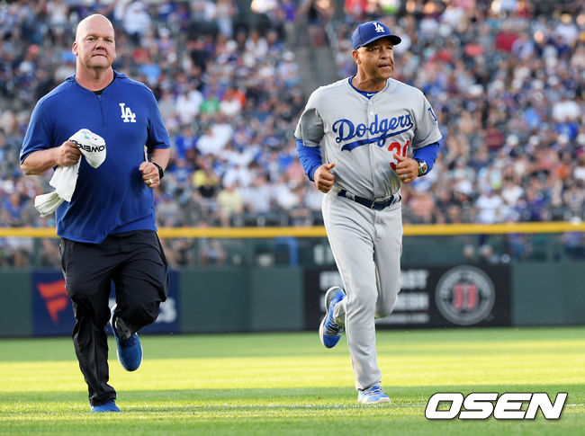 28일(한국시간) 미국 콜로라도주 덴버 쿠어스필드에서 '2019 메이저리그' 콜로라도 록키스와 LA다저스의 경기가 열렸다.  이날 콜로라도는 선발투수로 피터 램버트를, LA다저스는 워커 뷸러를 내세웠다.  3회말 LA다저스 맷 비티의 상태를 살피기 위해 로버츠 감독이 팀닥터와 외야를 방문한 후 다시 더그아웃으로 향하고 있다. / eastsea@osen.co.kr